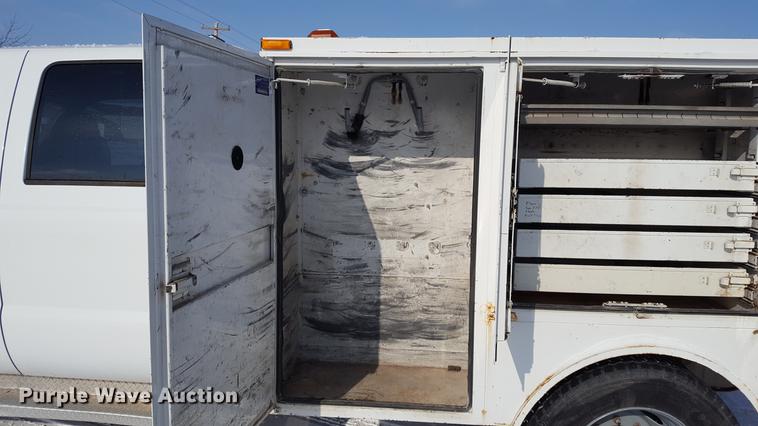 image for item DD9072 2004 Ford F450 utility bed truck