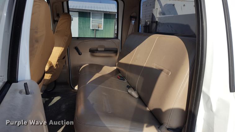 image for item DD9072 2004 Ford F450 utility bed truck