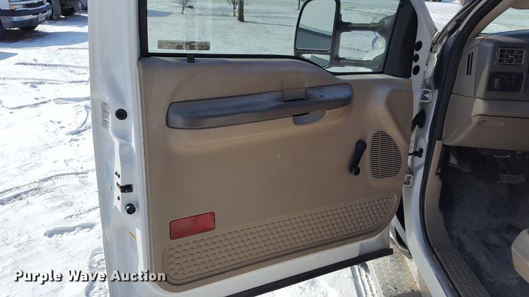 image for item DD9072 2004 Ford F450 utility bed truck