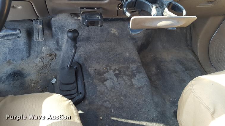 image for item DD9072 2004 Ford F450 utility bed truck