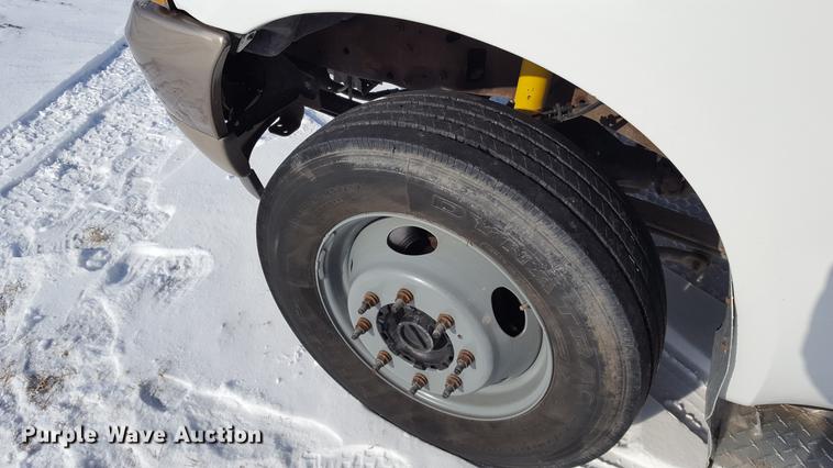 image for item DD9072 2004 Ford F450 utility bed truck