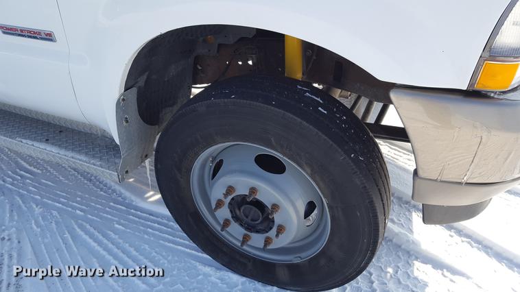 image for item DD9072 2004 Ford F450 utility bed truck