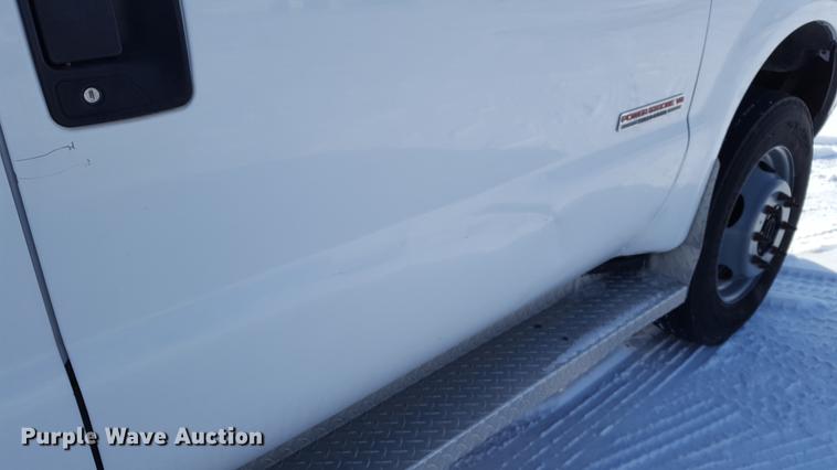 image for item DD9072 2004 Ford F450 utility bed truck