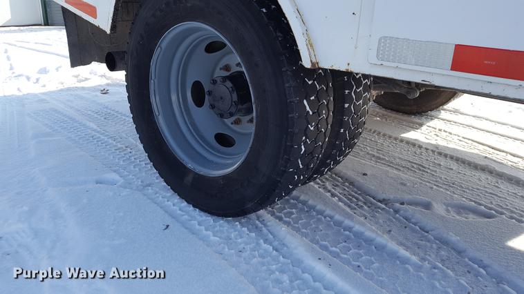 image for item DD9072 2004 Ford F450 utility bed truck