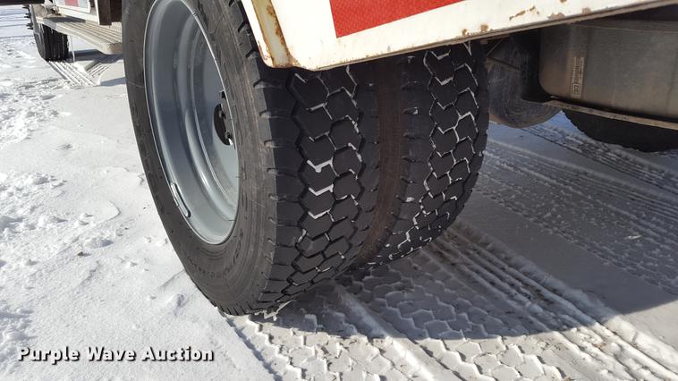 image for item DD9072 2004 Ford F450 utility bed truck