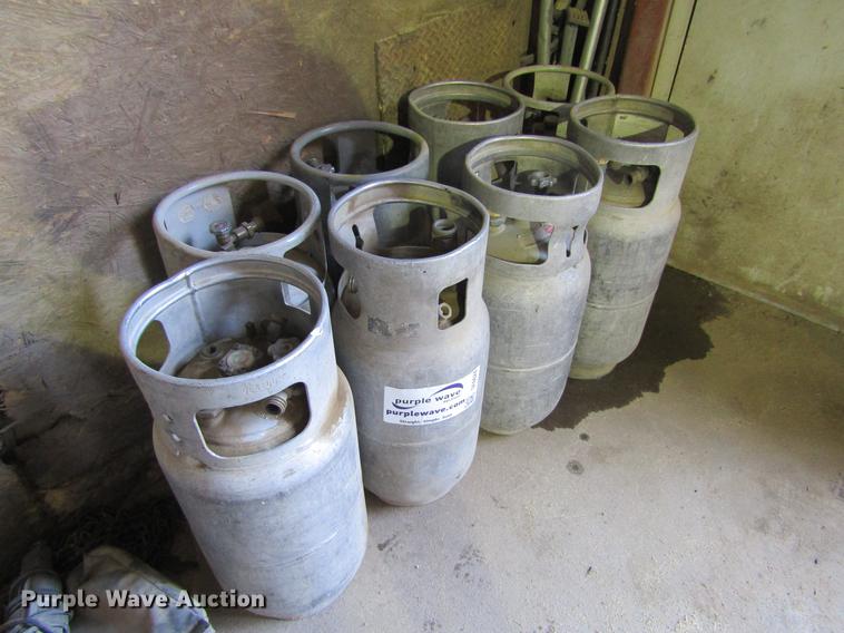image for item DE6624 (8) forklift propane tanks