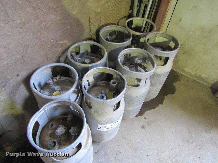 image for item DE6624 (8) forklift propane tanks