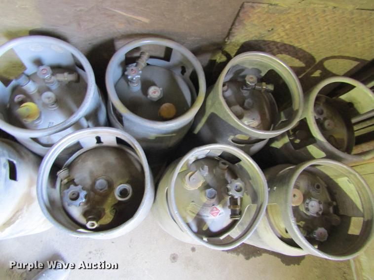 image for item DE6624 (8) forklift propane tanks