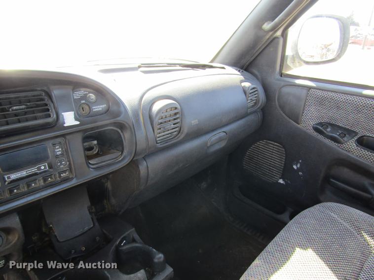 image for item DE6628 2000 Dodge Ram 2500 pickup truck