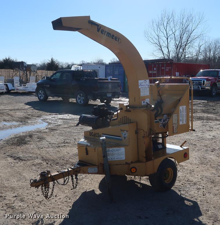 image for item DF3537 2003 Vermeer BC625A wood chipper