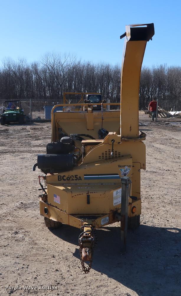 image for item DF3537 2003 Vermeer BC625A wood chipper