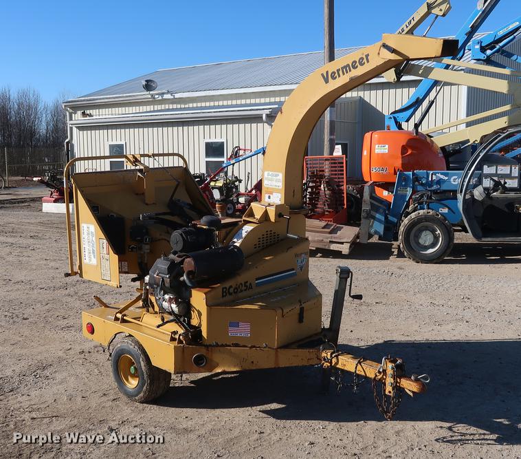 image for item DF3537 2003 Vermeer BC625A wood chipper