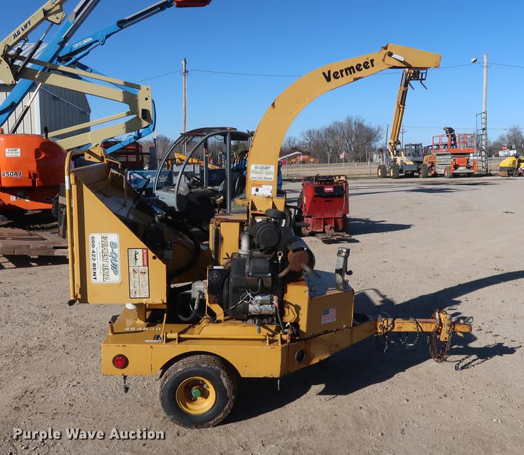 image for item DF3537 2003 Vermeer BC625A wood chipper