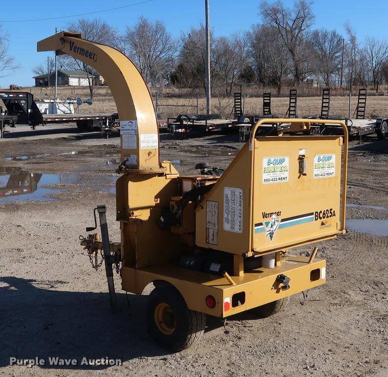 image for item DF3537 2003 Vermeer BC625A wood chipper