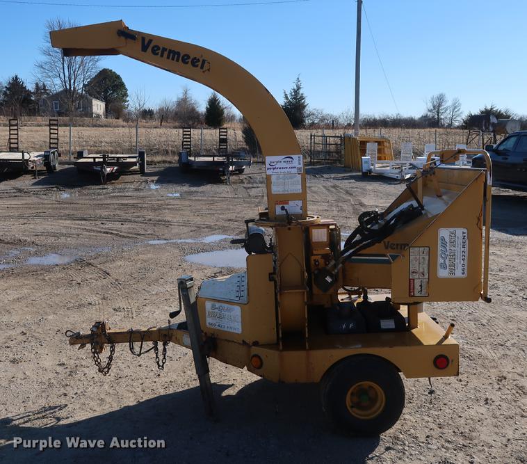 image for item DF3537 2003 Vermeer BC625A wood chipper