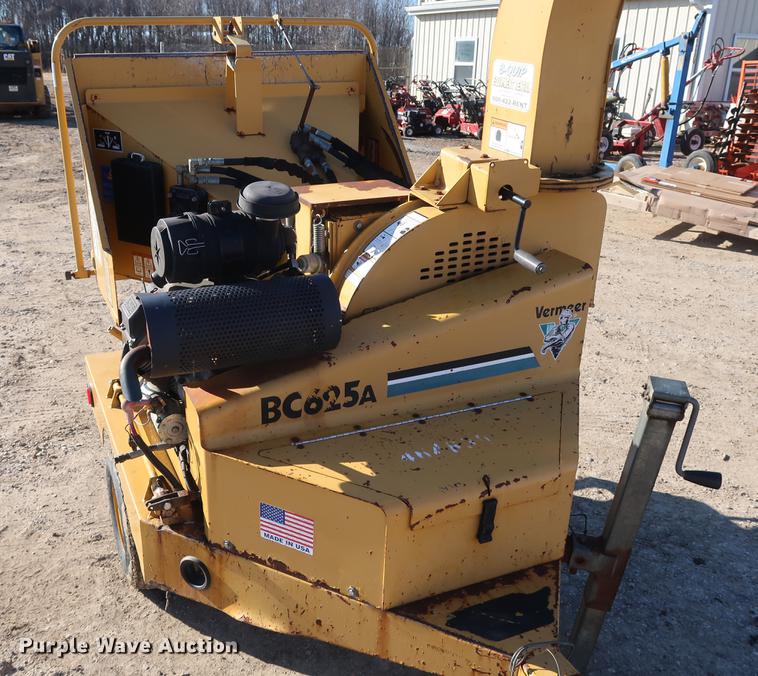 image for item DF3537 2003 Vermeer BC625A wood chipper