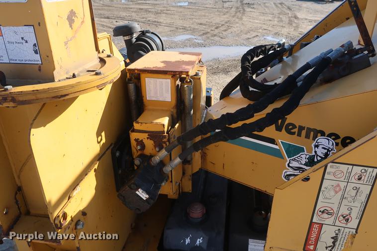 image for item DF3537 2003 Vermeer BC625A wood chipper