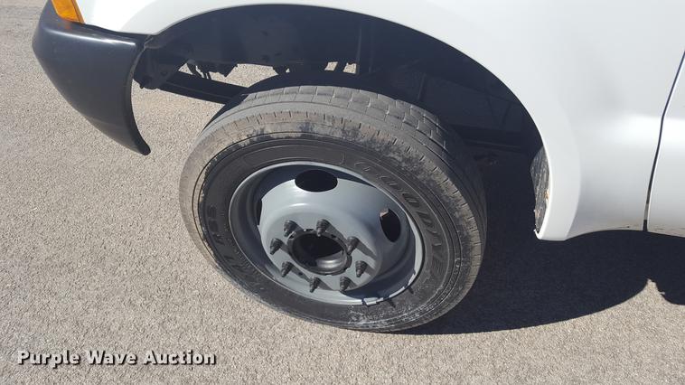 image for item DF3546 1999 Ford F450 Super Duty flatbed truck