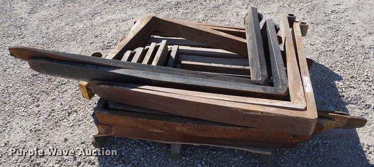 image for item DN9305 (7) pallet fork sets