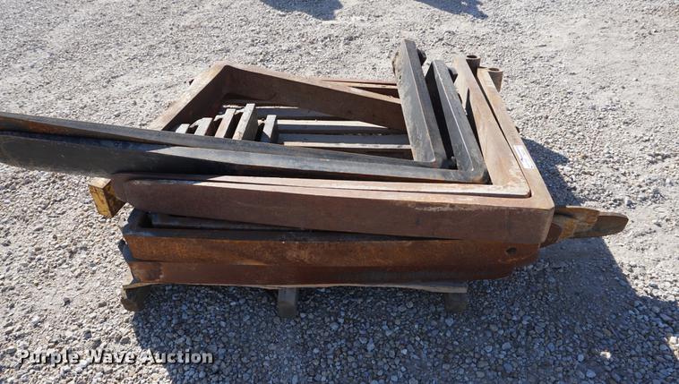 image for item DN9305 (7) pallet fork sets