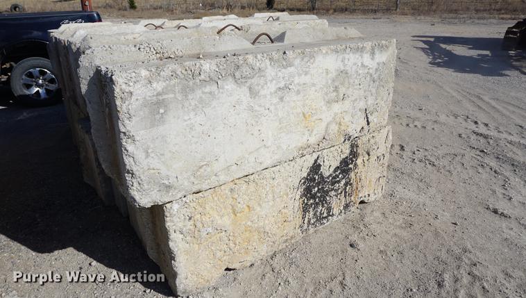 image for item DN9318 (16) concrete blocks