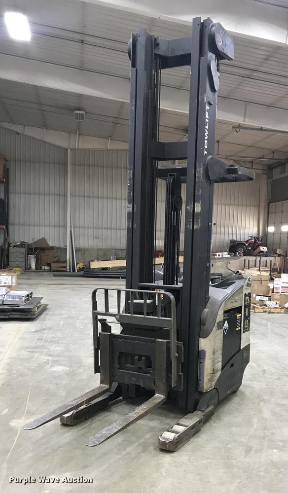 image for item DX9046 2004 Crown RR5220-45 forklift