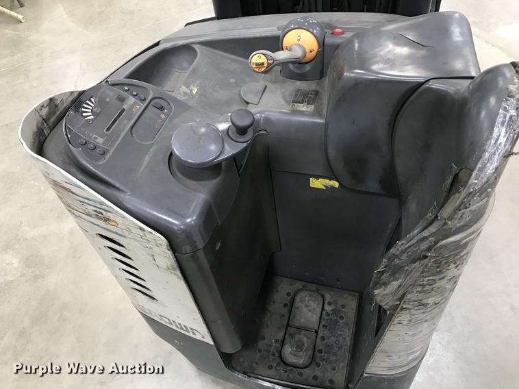 image for item DX9046 2004 Crown RR5220-45 forklift