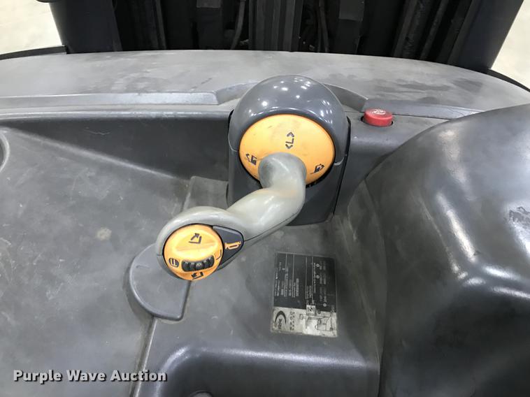 image for item DX9046 2004 Crown RR5220-45 forklift