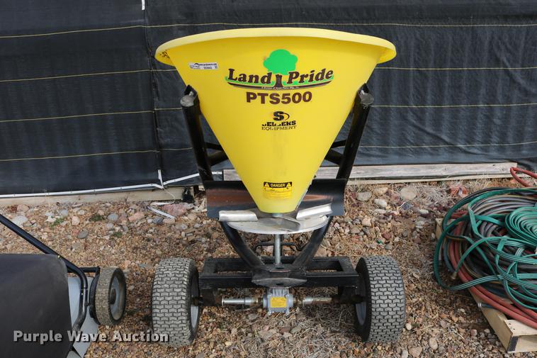 image for item EE9942 Lawn and garden equipment