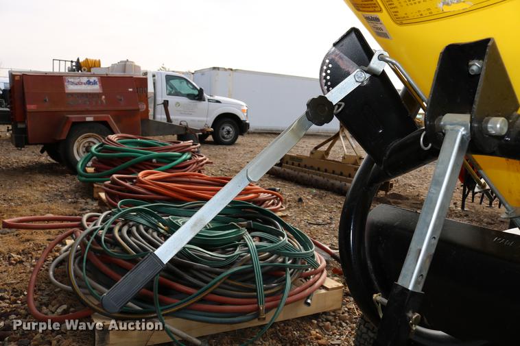 image for item EE9942 Lawn and garden equipment