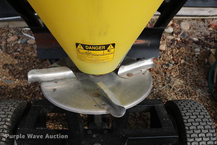 image for item EE9942 Lawn and garden equipment