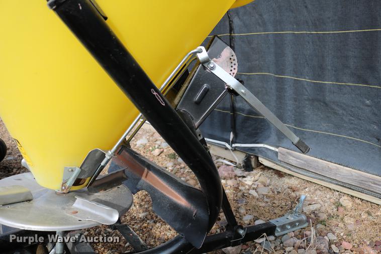 image for item EE9942 Lawn and garden equipment