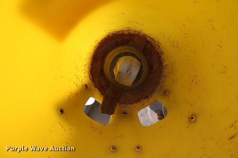 image for item EE9942 Lawn and garden equipment