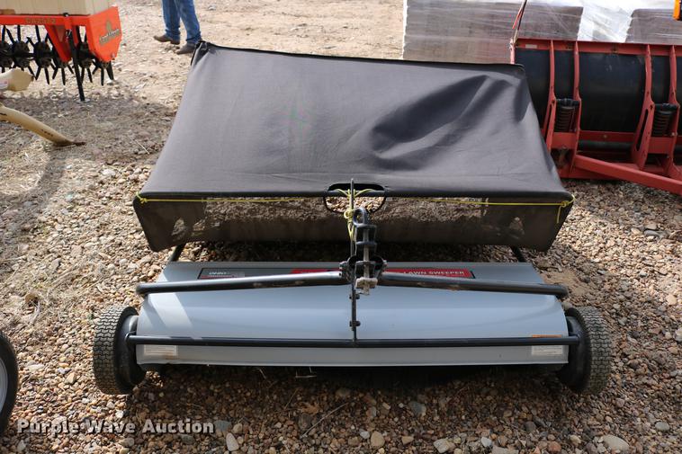 image for item EE9942 Lawn and garden equipment