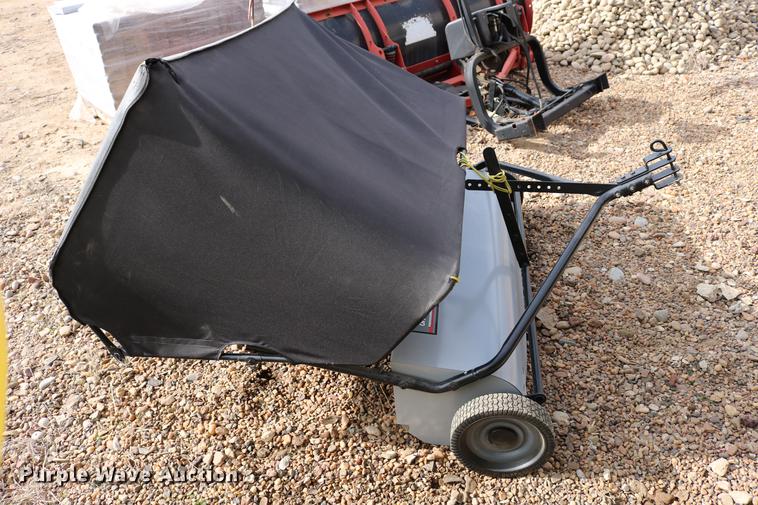 image for item EE9942 Lawn and garden equipment