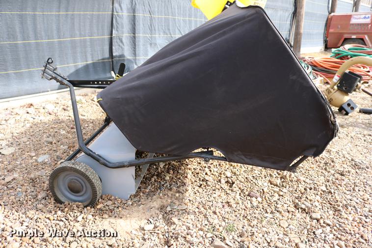 image for item EE9942 Lawn and garden equipment