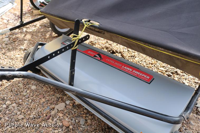 image for item EE9942 Lawn and garden equipment