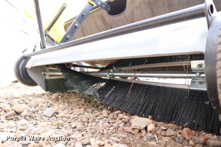 image for item EE9942 Lawn and garden equipment