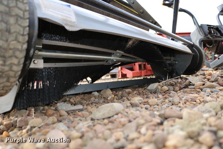 image for item EE9942 Lawn and garden equipment