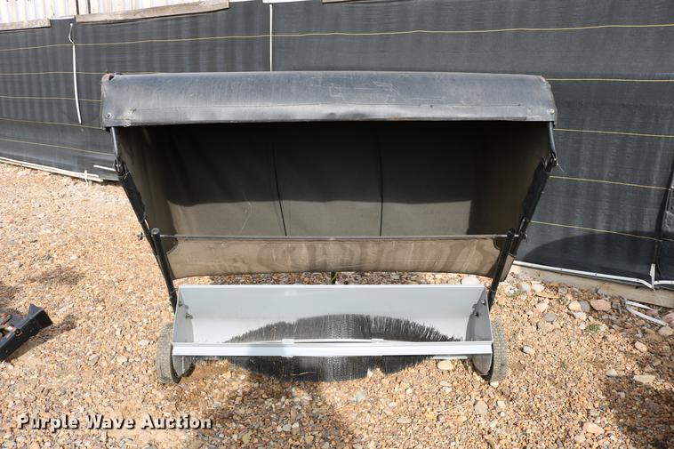 image for item EE9942 Lawn and garden equipment