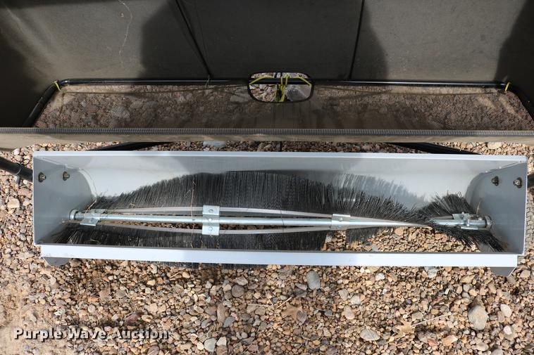 image for item EE9942 Lawn and garden equipment