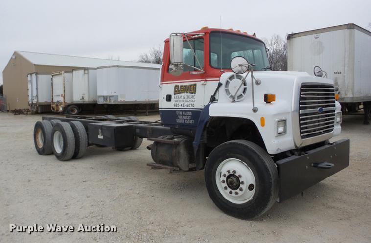 image for item K6279 1997 Ford LNT8000 truck cab and chassis