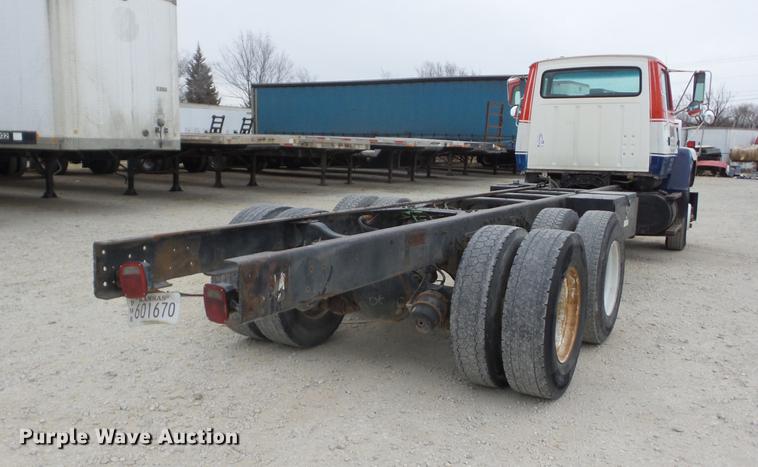 image for item K6279 1997 Ford LNT8000 truck cab and chassis