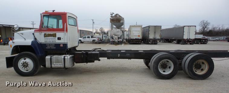 image for item K6279 1997 Ford LNT8000 truck cab and chassis