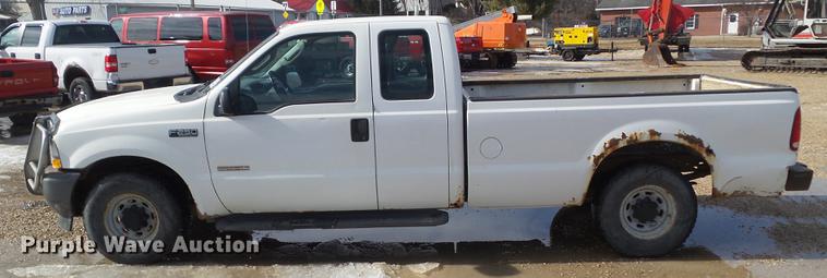 image for item L5651 2004 Ford F250 Super Duty SuperCab pickup truck