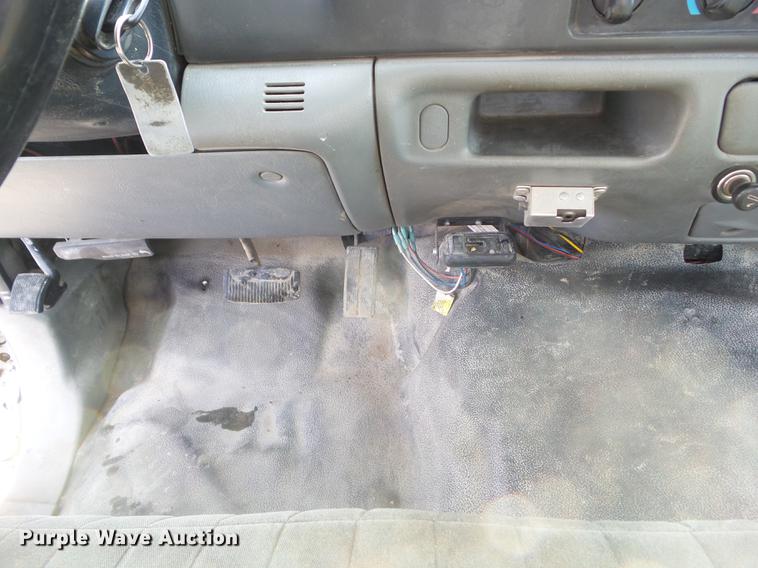 image for item L5651 2004 Ford F250 Super Duty SuperCab pickup truck