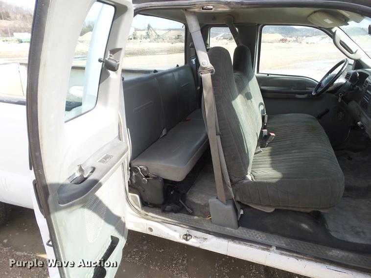 image for item L5651 2004 Ford F250 Super Duty SuperCab pickup truck