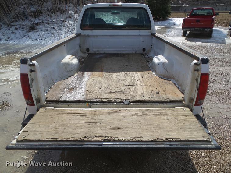 image for item L5651 2004 Ford F250 Super Duty SuperCab pickup truck