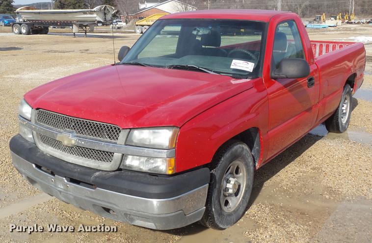 image for item L5652 2004 Chevrolet Silverado 1500 pickup truck