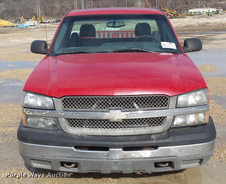 image for item L5652 2004 Chevrolet Silverado 1500 pickup truck